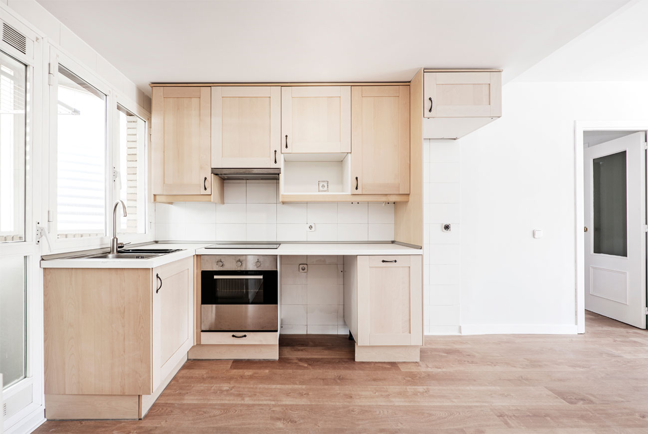 新築キッチンの費用は？形状やレイアウト別の相場と費用を抑えるための