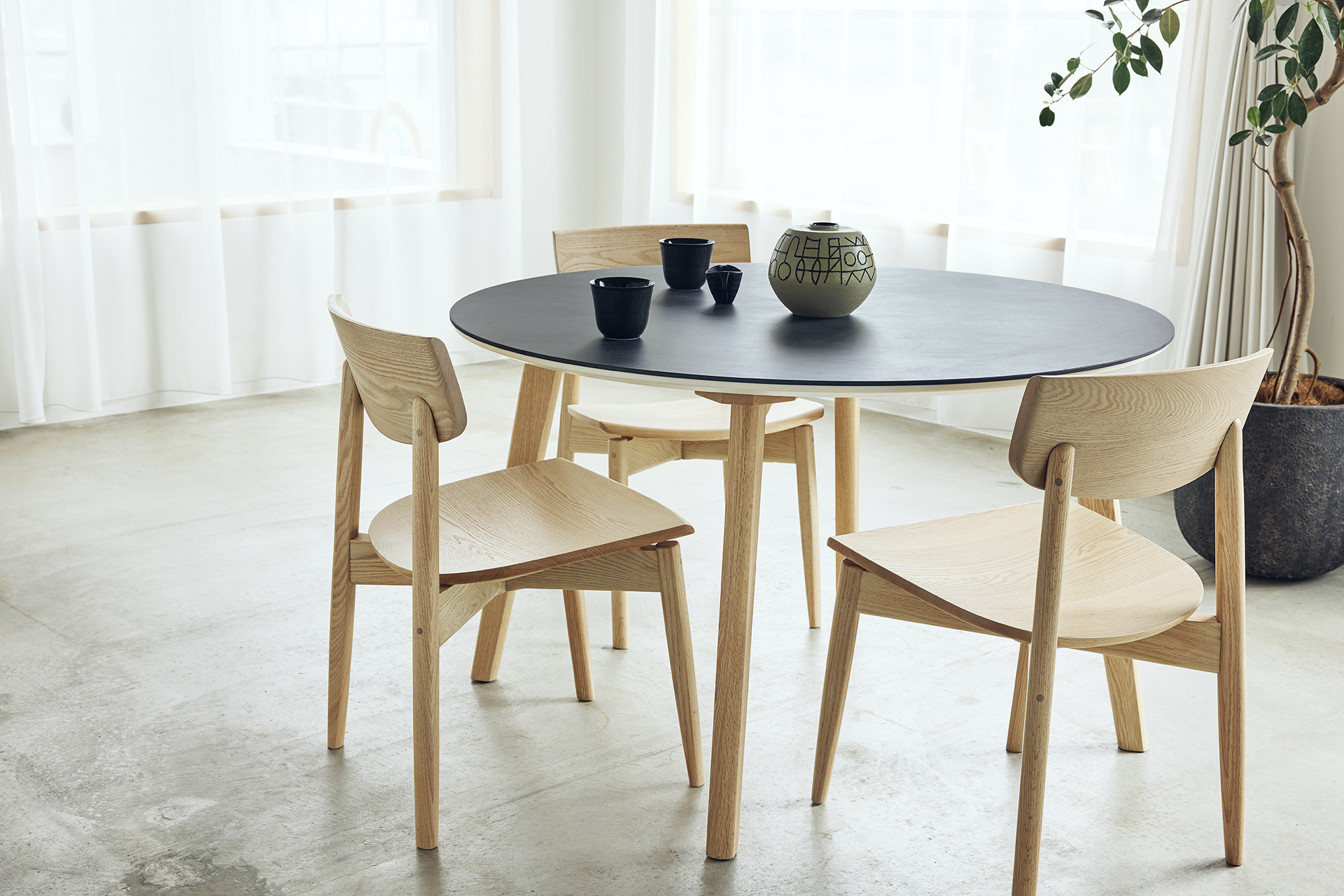 円形ダイニングテーブルの賢い選び方とは？円形テーブルのメリットと