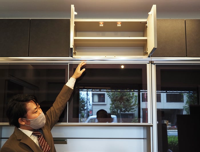 公式の店舗 みな様 ガラス引き戸のキャビネット 幅100cm/スライド式