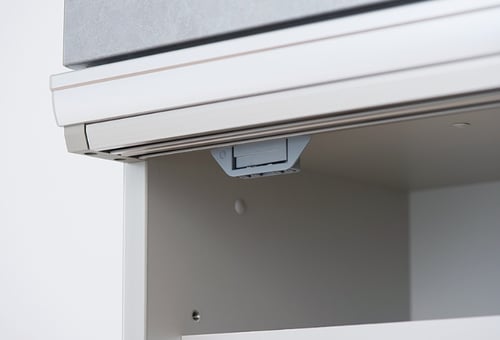 地震の揺れを感知すると自動的に扉をロックする感知式耐震ラッチ